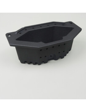 Haas & Sohn Brennertopf aus robustem Gusseisen für Pelletöfen – passend für die Modelle 419.08, 434.08, 519.08, 534.08 und HSP 6. Das Bild zeigt den Brennertopf von oben, wobei die sechseckige Form und die präzise gebohrten Luftlöcher gut erkennbar sind. Die leicht erhöhte Randstruktur sorgt für eine sichere Platzierung im Ofen, während der gelochte Boden eine gleichmäßige Luftzufuhr ermöglicht und die Verbrennungseffizienz steigert. Hochwertiges Ersatzteil für eine langlebige, saubere und effiziente Wärmeleistung.