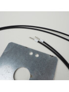 Detailaufnahme des Umbausets für die Zündung und Abdeckung von Haas+Sohn Pelletöfen (Modelle Pelletto, Pallazza). Gezeigt werden die beiden hitzebeständigen, schwarz ummantelten Anschlusskabel mit offenen Aderendhülsen sowie die verzinkte Montageplatte mit drei Bohrungen und einer zentralen Öffnung zur Befestigung des keramischen Glühzünders. Dieses hochwertige Set sorgt für eine sichere und zuverlässige Installation der Zündeinheit im Pelletofen.