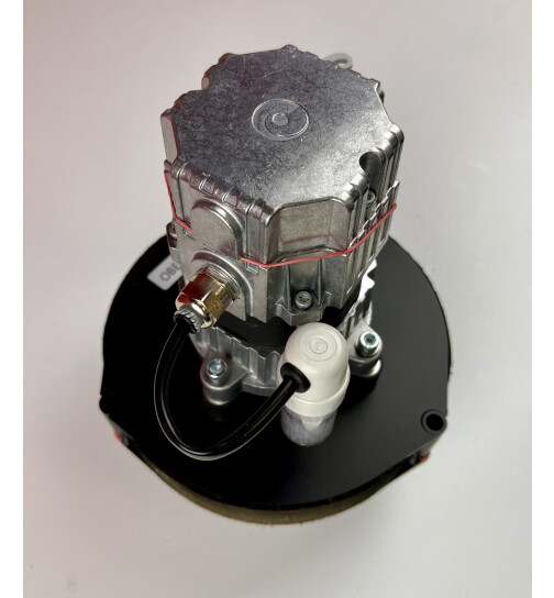 Metallisches Abgasgebläse mit einem gerippten Aluminiumgehäuse, befestigt auf einer runden schwarzen Basis. Ein schwarzer Schlauch mit weißem Kunststoffanschluss ist an der Seite des Gebläses angebracht.