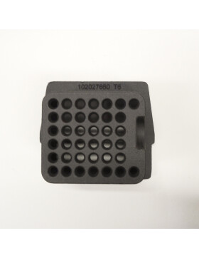 Das Bild zeigt einen gusseisernen Brenntopf für die Wamsler Pelletöfen PO 58 und PO 81 aus der Unteransicht. Die quadratische Bodenfläche ist mit zahlreichen runden Luftlöchern versehen, die eine optimale Luftzirkulation für eine effiziente und saubere Verbrennung ermöglichen. Die robuste Gusskonstruktion sorgt für hohe Hitzebeständigkeit und Langlebigkeit. Auf der Oberseite ist eine eingeprägte Seriennummer sichtbar, die zur Identifikation des Ersatzteils dient. Die leicht abgeschrägten Seiten und präzisen Aussparungen gewährleisten eine passgenaue Montage im Ofen. Dieses hochwertige Ersatzteil sorgt für eine gleichmäßige Wärmeentwicklung und verlängert die Lebensdauer des Wamsler Pelletofens PO 58 und PO 81. Ideal für eine zuverlässige Heizleistung und optimale Verbrennungseffizienz.